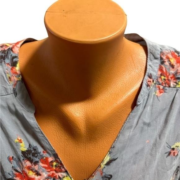 Torrid Women's Size 1 Blouse Gray Pink Yellow Floral Tab Sleeve Button Front - Picture 7 of 11